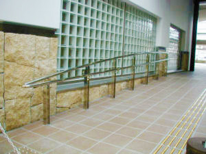 傾斜手摺（舞鶴市西市民プラザ）