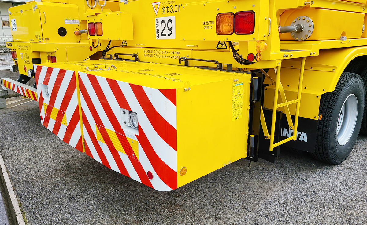 高速道路管理車両(後部緩衝装置の緩衝材1)