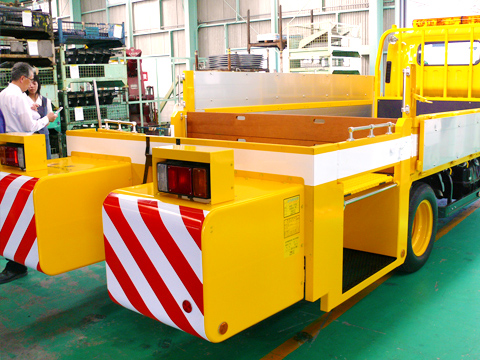 高速道路管理車両(後部緩衝装置の緩衝材2)